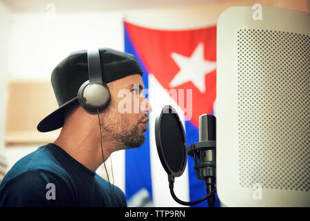 Radio jockey in studio di registrazione Foto Stock