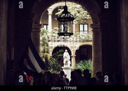 Statua di Cristoforo Colombo a Palacio de los Capitanes Generales Foto Stock