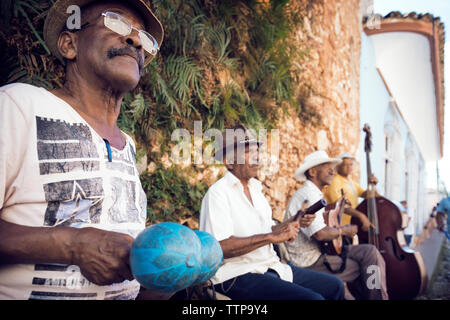 Street musicisti di suonare strumenti musicali Foto Stock