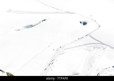 Vista aerea di sciatori sulle cime montagna Foto Stock