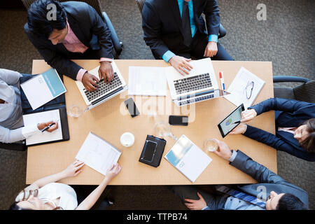 Vista aerea del business di persone in riunione Foto Stock