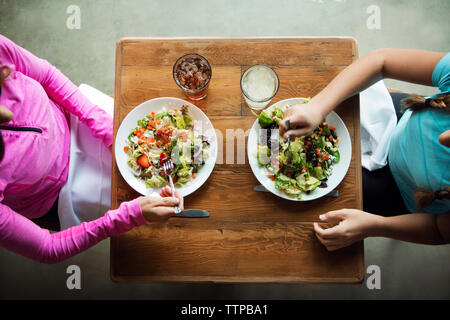 Vista aerea della famiglia avente il cibo del ristorante Foto Stock