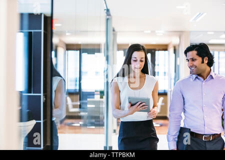 I colleghi a discutere mentre si cammina nel corridoio di office Foto Stock