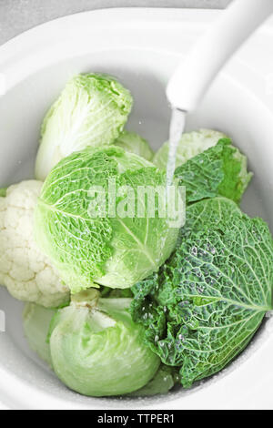 Cavoli vari lavaggio nel lavandino Foto Stock