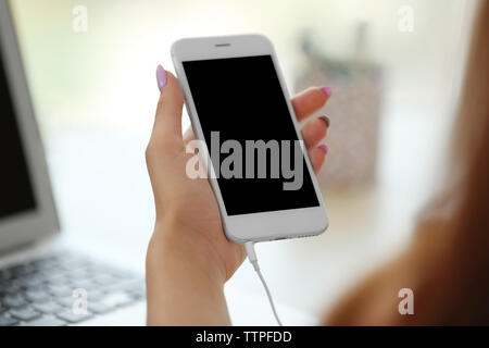 Ragazza con smart-phone Foto Stock