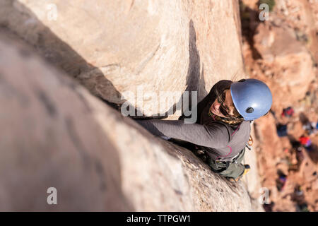 Elevato angolo di visione dell'uomo di montagna di arrampicata Foto Stock