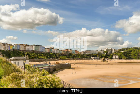 TENBY, Pembrokeshire, Galles - Agosto 2018: la parete del porto e spiaggia Nord in Tenby, West Wales, con la bassa marea. Foto Stock