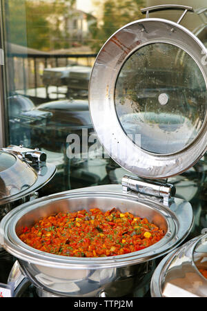 cibo preparato sfuso messo in un piatto di chafing di combustibile Foto Stock