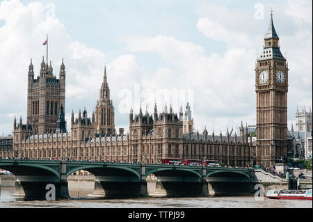 Westminster Bridge oltre il Tamigi da Big Ben contro sky Foto Stock