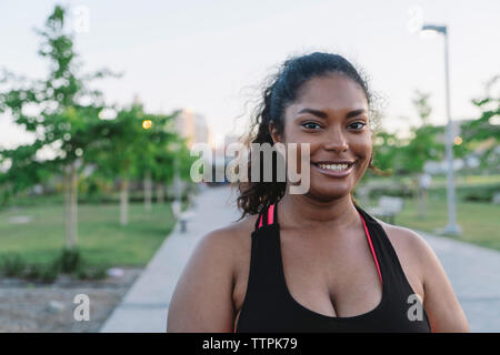 Ritratto di felice sportive presso il park Foto Stock