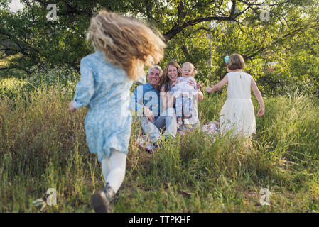 Genitori felici godendo con i bambini nel parco Foto Stock