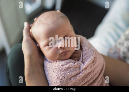 Tagliate le mani di Madre holding figlia del neonato Foto Stock