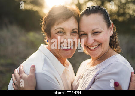 Close up ritratto di adulto madre e figlia abbracciando e sorridente Foto Stock
