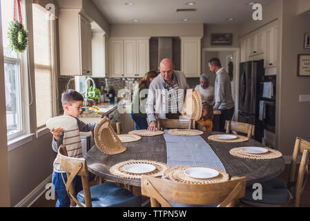 Ambiente familiare con il tavolo della cucina insieme per la prima colazione Foto Stock