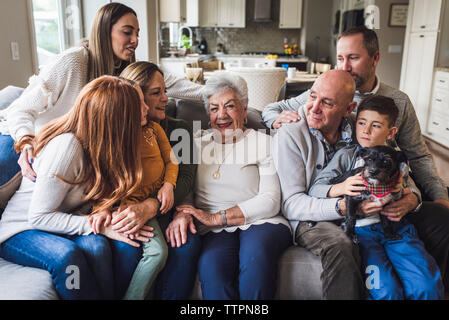 Ritratto di famiglia multigenerazionale seduto sul divano Foto Stock