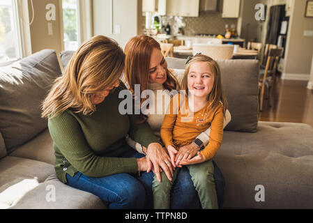 Ritratto di tre generazioni di donne seduti sul divano Foto Stock