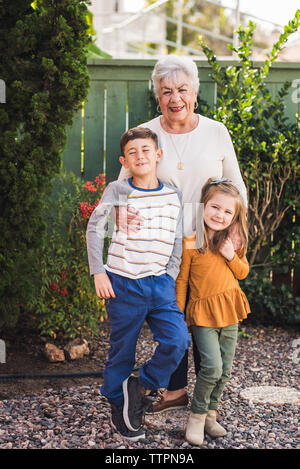 Ritratto di famiglia multigenerazionale in piedi al di fuori Foto Stock