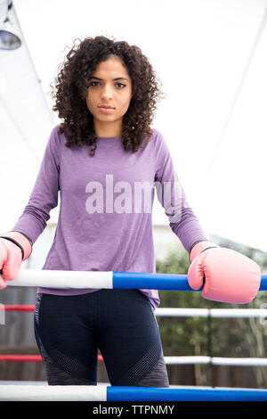 Ritratto di boxer femmina in piedi di pugilato ring Foto Stock