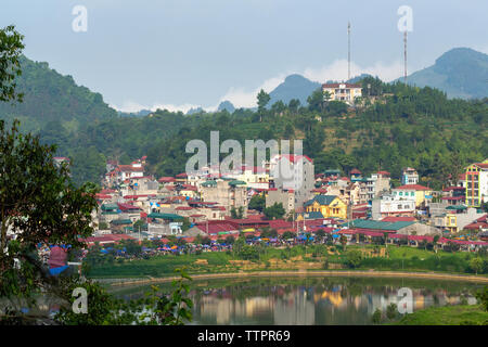 Gli edifici del centro di Bac Ha, Lao Cai Provincia, Vietnam, Asia Foto Stock