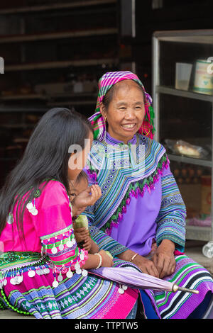 La donna e i bambini a livello locale mercato all'aperto, Bac Ha, Lao Cai Provincia, Vietnam, Asia Foto Stock