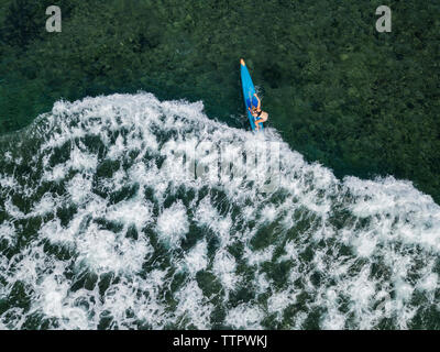 Giovane donna in stand up paddling board Foto Stock