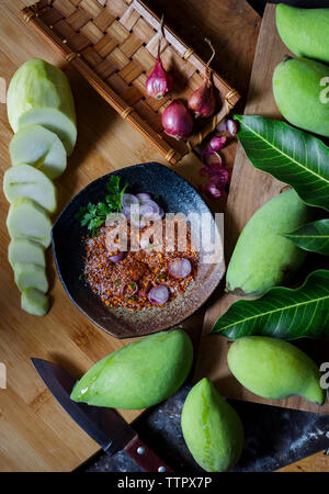 Elevato angolo di visione del cibo sul tavolo di legno Foto Stock