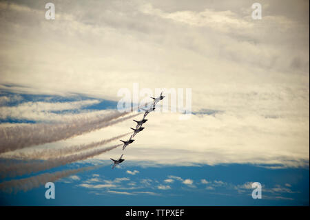 Basso angolo vista di aerei da combattimento durante airshow di Foto Stock