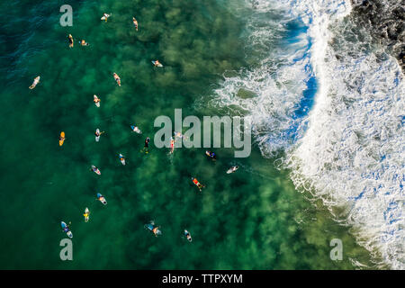 Vista aerea di surfers di attesa per le onde a Burleigh teste, Australia Foto Stock