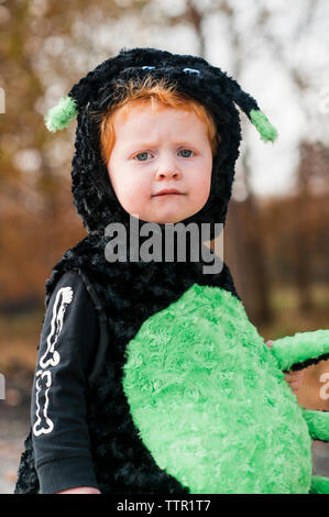 Little Boy vestito come carino spider per Halloween all'aperto Foto Stock