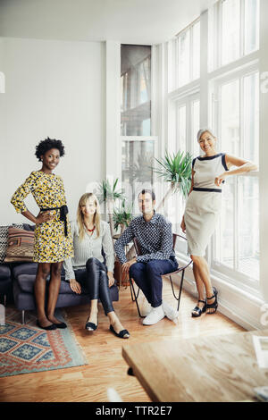 Ritratto di happy business team in ufficio creativo Foto Stock