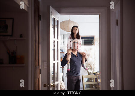 Ritratto di padre e figlia in piedi a casa Foto Stock