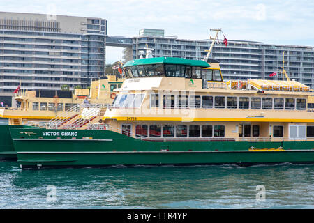 Il traghetto di Sydney chiamato MV Victor Chang un traghetto di classe smeraldo in Circular Quay, Sydney Harbour, New South Wales, Australia Foto Stock