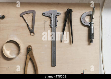 Angolo di alta vista di utensili a mano sul tavolo di legno in officina Foto Stock