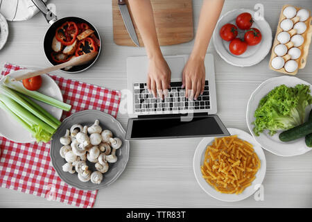 Donna cottura alla cucina. Alimento blog concetto, vista dall'alto Foto Stock