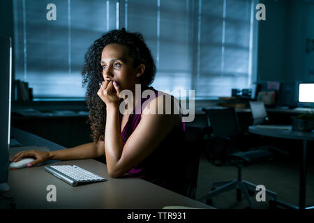 donna d'affari che utilizza un computer desktop alla scrivania in ufficio Foto Stock