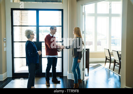 Coppia senior in visita di advisor finanziario in office Foto Stock