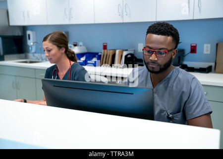 Medici che lavorano in ospedale la reception Foto Stock