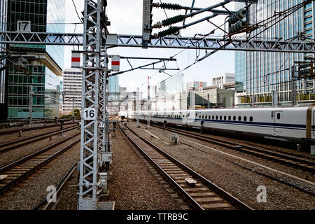 Bullet train passando per città Foto Stock