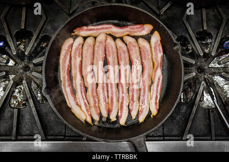 Vista aerea di bacon essendo cotta in padella Foto Stock