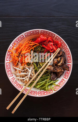 Vista aerea del sesame noodles serviti al tavolo Foto Stock