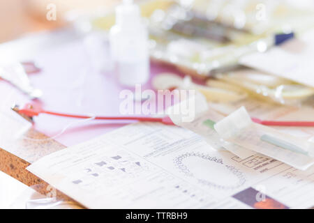 Close-up di referto medico e di attrezzature di studio dentistico Foto Stock