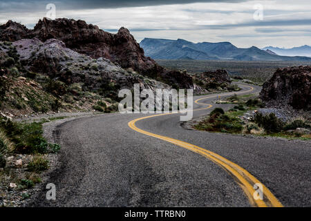 Road passando attraverso le rocce Foto Stock