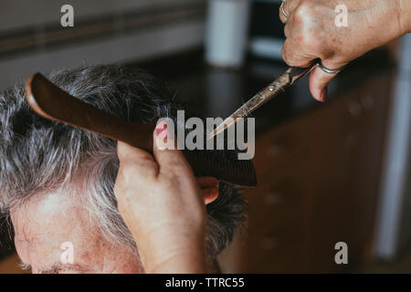 Mani tagliate del barbiere femmina maschio di taglio del cliente capelli Foto Stock