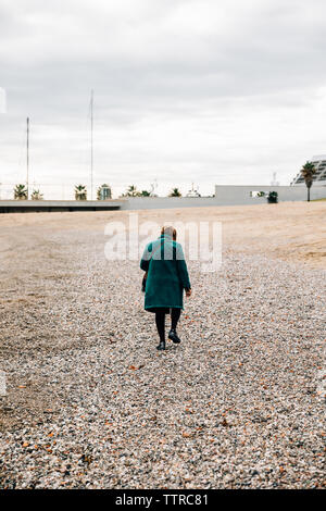 Vista da dietro di una donna anziana a piedi Foto Stock