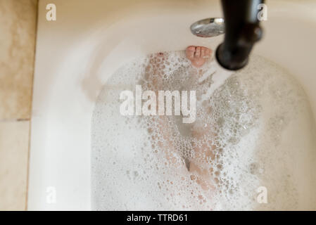 Sezione bassa del ragazzo in vasca da bagno Foto Stock