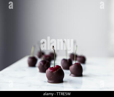 Close-up di cioccolato ciliegie coperto sul tavolo Foto Stock