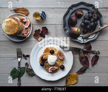 Vista aerea del pancake con fichi e uva sulla tabella Foto Stock