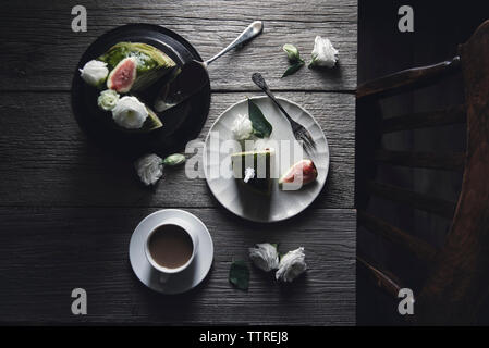 Vista aerea del pancake con caffè e rose sul tavolo di legno Foto Stock
