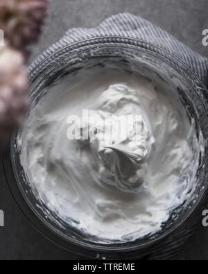 Vista aerea di impasto di meringa nel recipiente di miscelazione sul tavolo Foto Stock