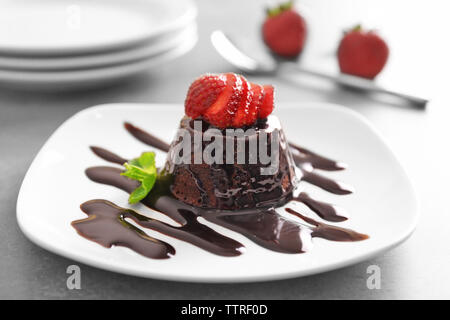 Fondente al cioccolato torta con fragole fresche sulla piastra Foto Stock
